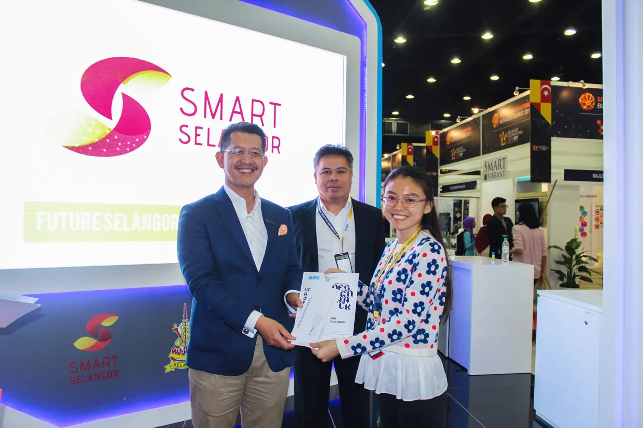 Also selected as one of the finalists for her logo design was Ainur Bagitova from Kazakhstan, who is a student of BSc (Hons) in Multimedia Technology at APU. From left: CEO of Invest Selangor, Dato’ Hasan Azhari Idris, Project Manager of Smart Selangor Deliver Unit, Mazlan Mahadi, Ainur Bagitova.