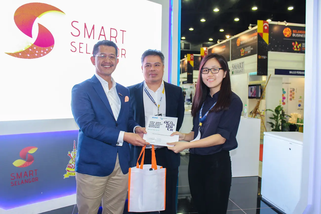 Winnie’s logo design was selected as the official logo of Smart Selangor. As a result, she walked away with a cash prize of RM3,000 and a Certificate of Achievement. From left: CEO of Invest Selangor, Dato’ Hasan Azhari Idris, Project Manager of Smart Selangor Deliver Unit, Mazlan Mahadi, Winnie Tan Jia Ci.