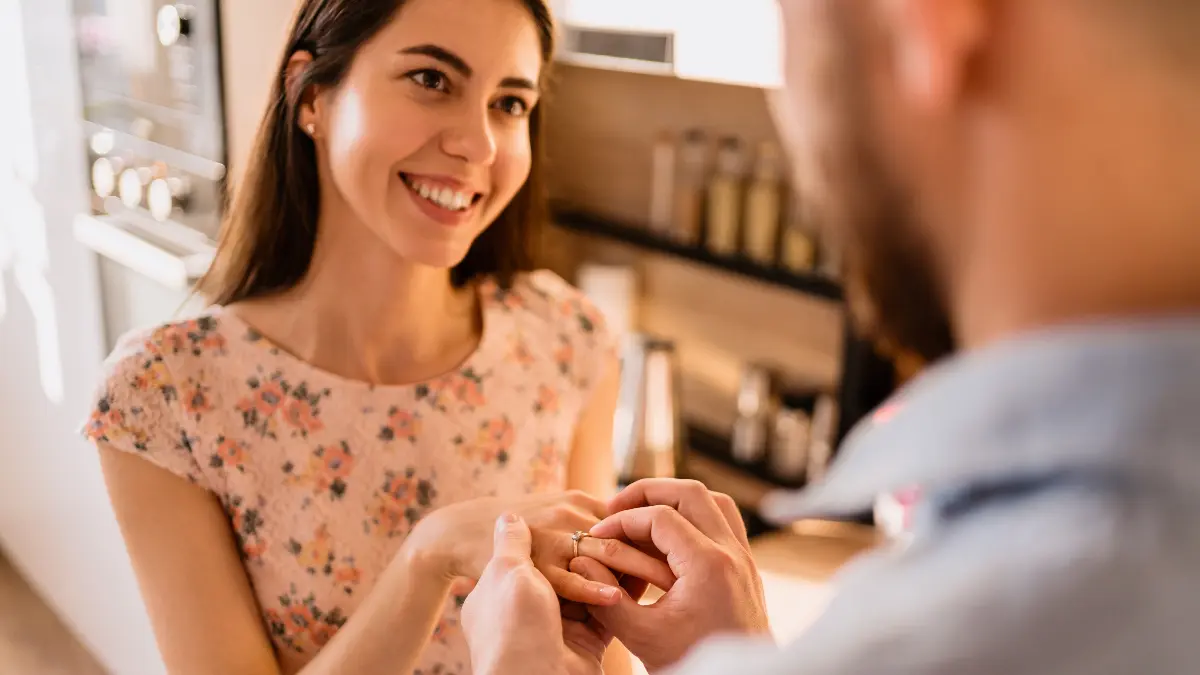 An Engagement Ring Buying Guide to Help You Save Money