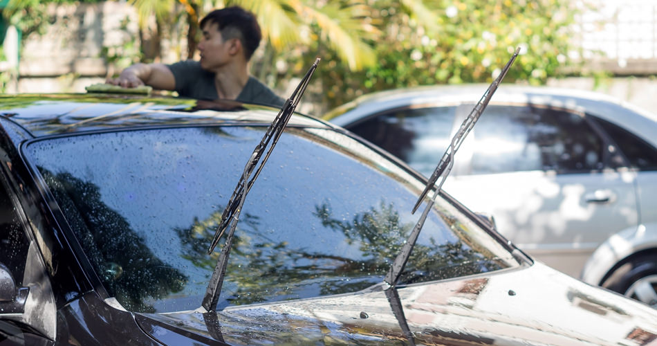 cleaning windshield Wipers