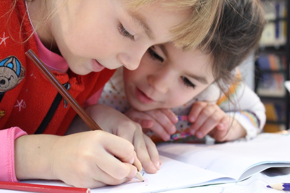 kids learning second language together