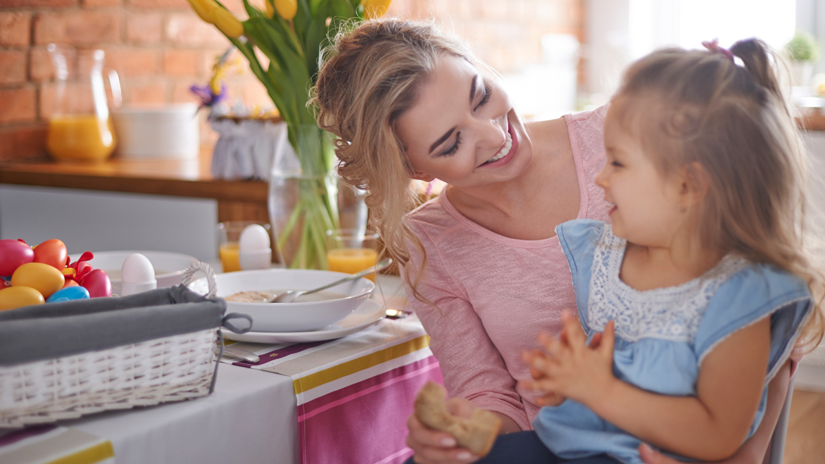 A housewife with her daughter in the kitchen