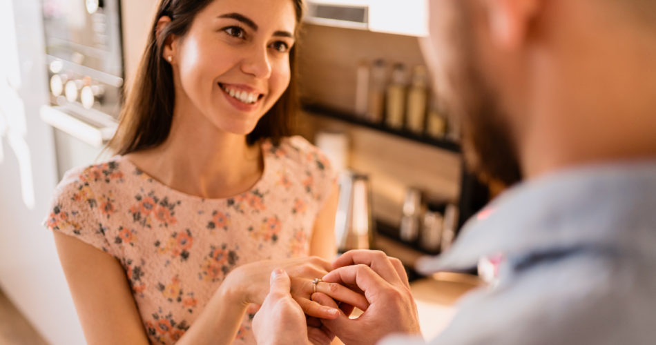 An Engagement Ring Buying Guide to Help You Save Money