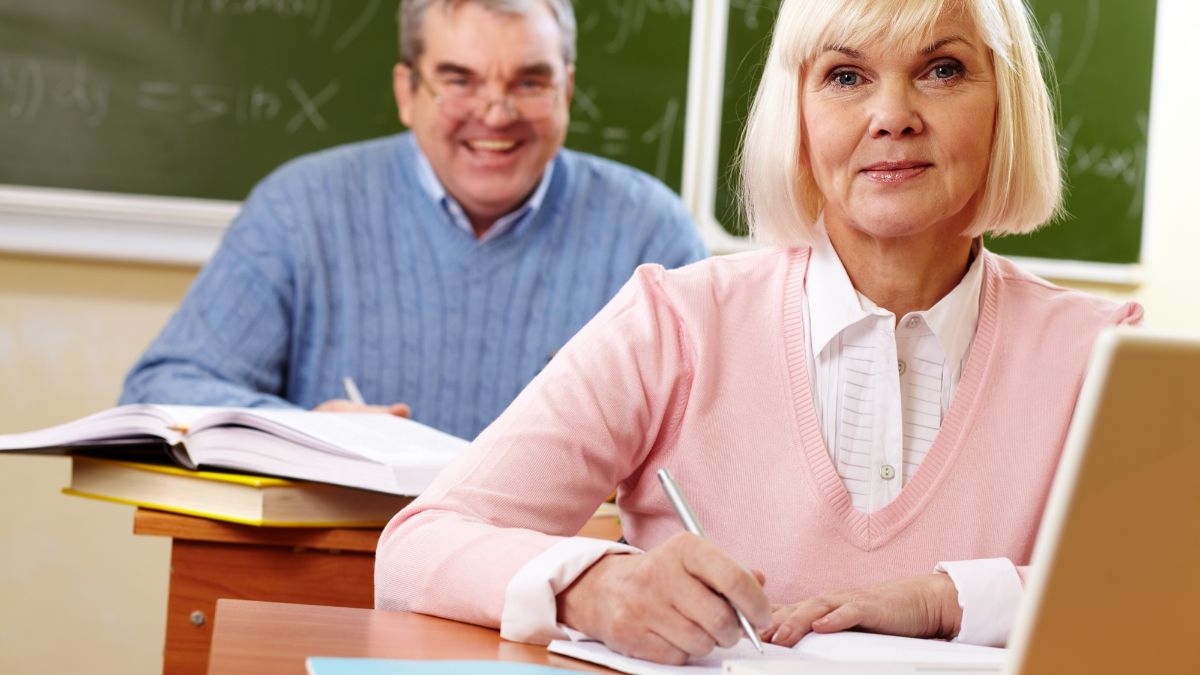 8 Reasons Why Seniors Should Consider Going Back to School