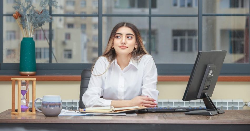 What Are the Characteristics of a Modern Desk?