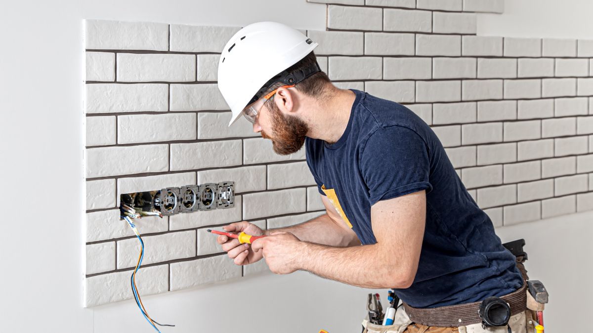 Navigating the Currents of Success: A Guide to Electrician Courses